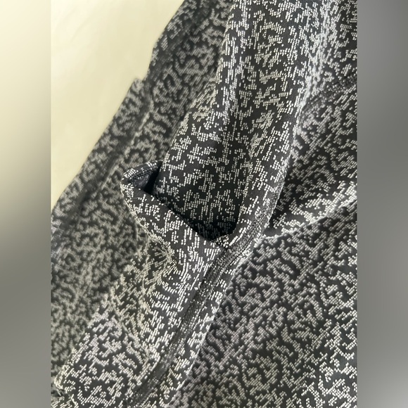 Athleta Black White Static Ultimate Stash Textured 7/8 Tight Leggings Medium - Picture 6 of 11